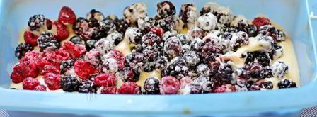 кекс с маком, какао и ягодами. Шаг 11