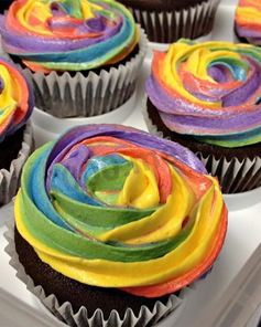 Классические капкейки шоколадные с разным цветным кремом