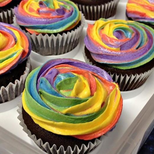 Классические капкейки шоколадные с разным цветным кремом