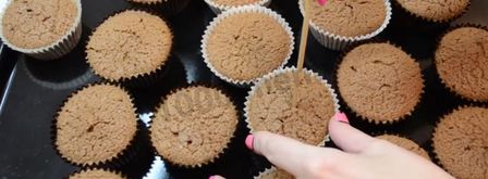 классические капкейки шоколадные с разным цветным кремом. Шаг 11