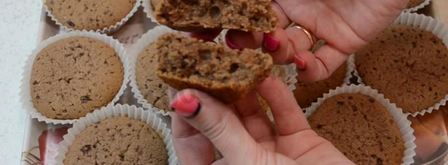 классические капкейки шоколадные с разным цветным кремом. Шаг 12