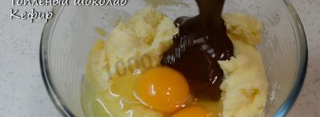 классические капкейки шоколадные с разным цветным кремом. Шаг 4