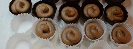 классические капкейки шоколадные с разным цветным кремом. Шаг 9