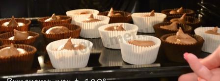 классические капкейки шоколадные с разным цветным кремом. Шаг 10