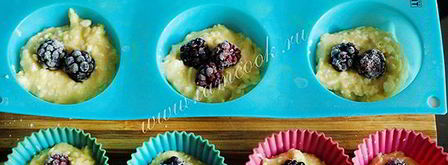 творожные кексы с ежевикой в силиконовых формочках. Шаг 4