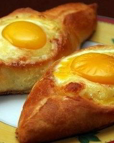 Грузинские хачапури с яйцом по-аджарски