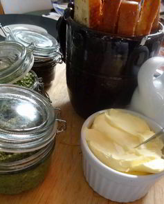 Чиабатта с тремя итальянскими соусами