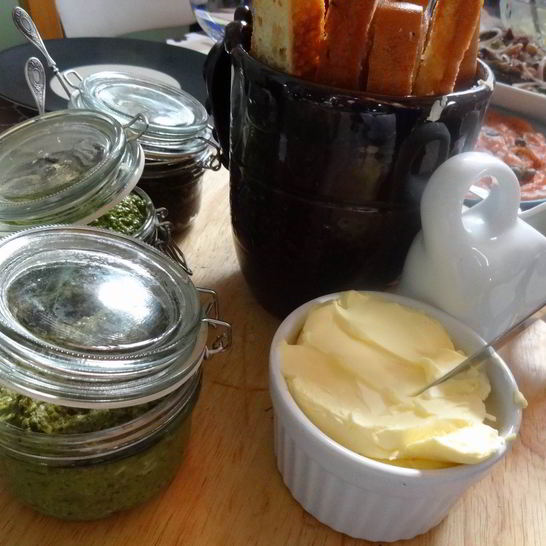 Рецепт чиабатты с тремя итальянскими соусами