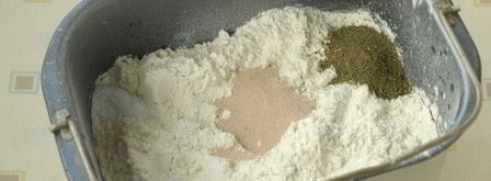 хлеб с маслинами, брынзой и итальянскими травами в хлебопечке. Шаг 2