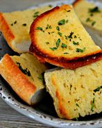 Хрустящий хлеб с печеным чесноком