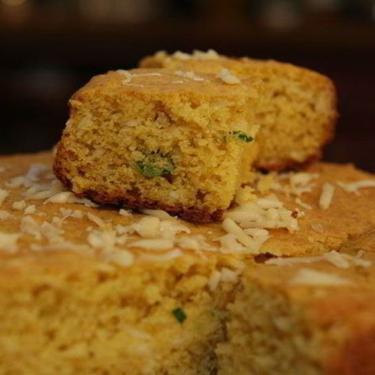 Рецепт кукурузного хлеба с сырома и перцема чили