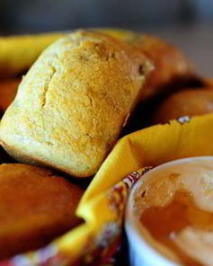 Кукурузный мини-хлеб с клюквой и орехами