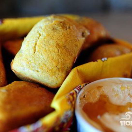 Рецепт кукурузного мини-хлеба с клюквой и орехами