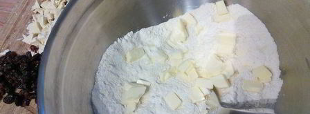 сконы с белым шоколадом и вяленой вишней. Шаг 2