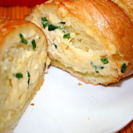 Рецепт запеченного батона с сыром и чесноком