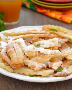 Хворост тонкий хрустящий сладкий