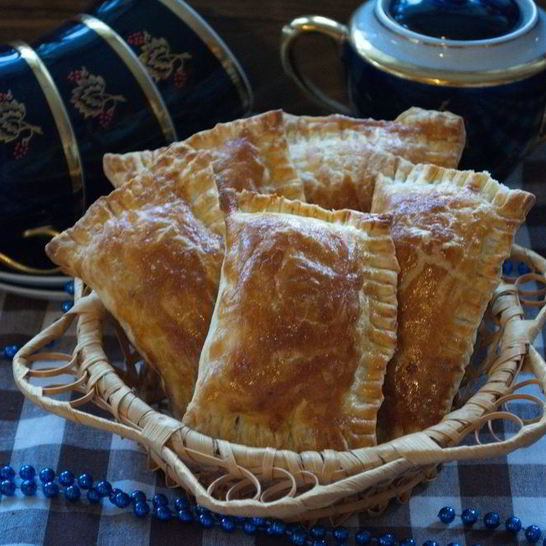 Рецепт конвертиков из слоеного теста