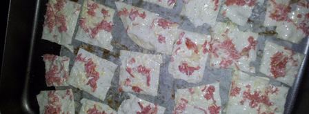 чипсы из лаваша с яйцом сыром и колбасой. Шаг 3