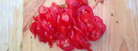 конвертики из лаваша с сулугуни, зеленью и томатами. Шаг 2