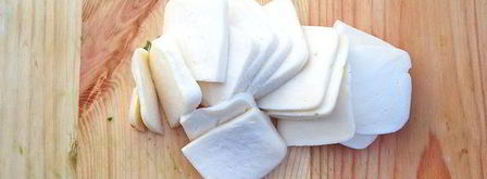 конвертики из лаваша с сулугуни, зеленью и томатами. Шаг 3