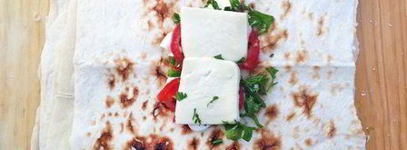 конвертики из лаваша с сулугуни, зеленью и томатами. Шаг 5