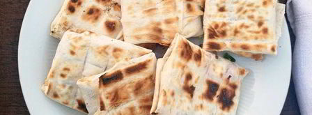 конвертики из лаваша с сулугуни, зеленью и томатами. Шаг 8