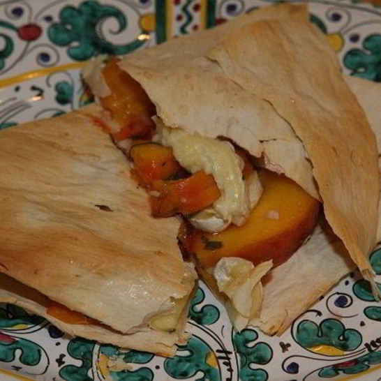 Рецепт лаваша с сыром, персиками и шнитт-луком