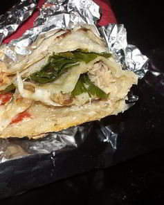 Лаваш, запеченный с тунцом, помидорами и сыром