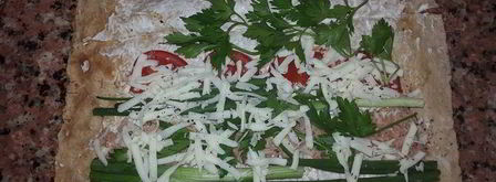 лаваш, запеченный с тунцом, помидорами и сыром. Шаг 4