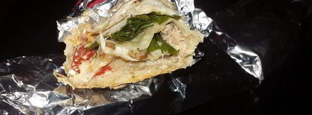 лаваш, запеченный с тунцом, помидорами и сыром. Шаг 7