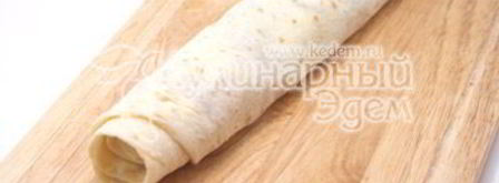 рулетики из лаваша с красной рыбой. Шаг 4