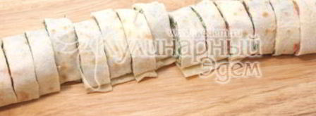 рулетики из лаваша с красной рыбой. Шаг 5