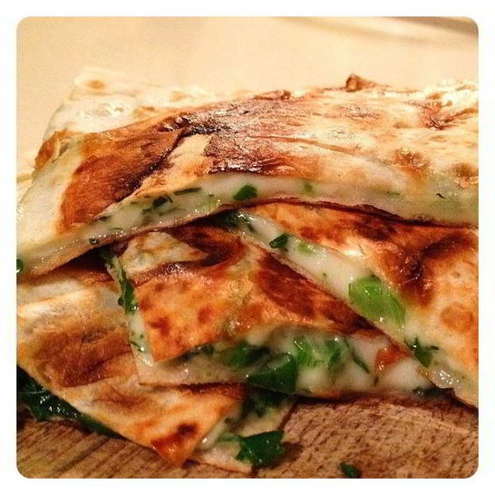 Рецепт сулугуней с зеленью в лаваше