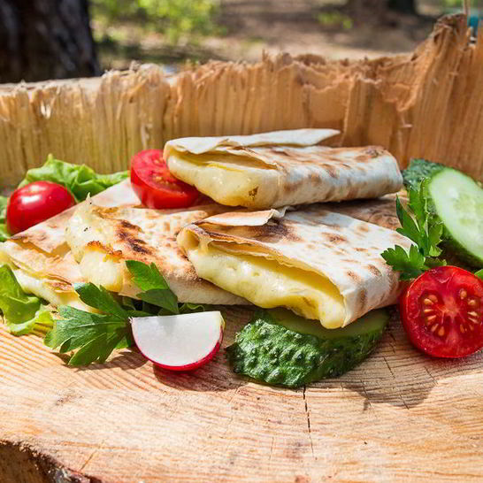 Рецепт сулугуней в лаваше на углях