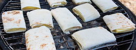 сулугуни в лаваше на углях. Шаг 3