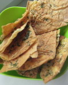 Сырные чипсы из лаваша с зеленью