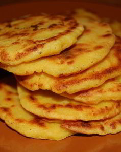 Арепас де кесо — кукурузные лепешки с сыром