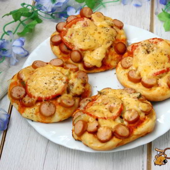 Рецепт дрожжевых лепешек с сосисками