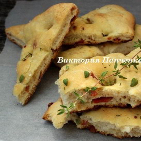 Рецепт фокаччи с острой копченой колбасой и тимьяном