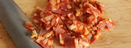 фокачча с острой копченой колбасой и тимьяном. Шаг 3