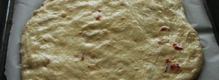 фокачча с острой копченой колбасой и тимьяном. Шаг 4