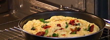 фокачча с вялеными помидорами и базиликом. Шаг 9