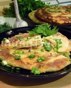 Хрустящие лепешки с сыром и зеленым луком