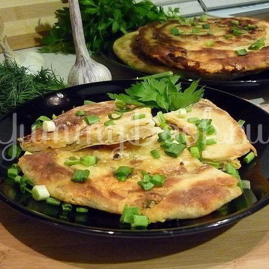 Рецепт хрустящих лепешек с сыром и зеленым луком