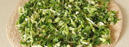 лавашевые лепешки из цельнозерновой муки с брынзой и зеленью. Шаг 5