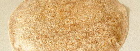 лавашевые лепешки из цельнозерновой муки с брынзой и зеленью. Шаг 6