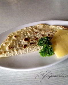 Лепешка с сыром, орехами и зеленью