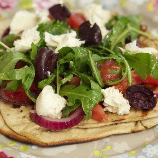 Рецепт питы с моцареллой, руколой и помидорами