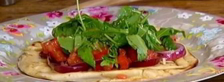 пита с моцареллой, руколой и помидорами. Шаг 9