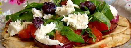 пита с моцареллой, руколой и помидорами. Шаг 10